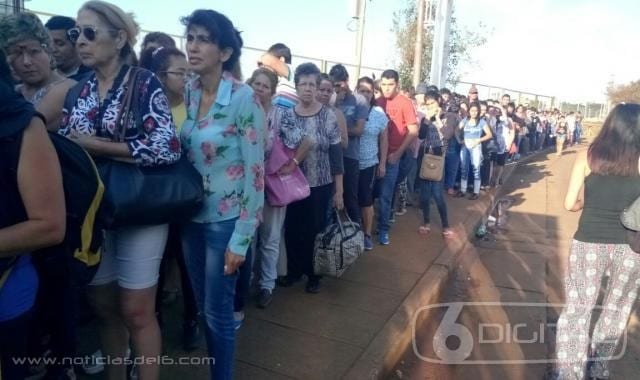Miles de argentinos intentan cruzar a Encarnación