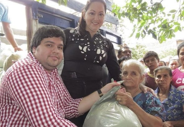 Hijo de Perla de Vázquez busca intimidar con dólares y balas