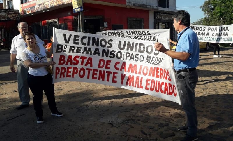 Vecinos cierran calle exigiendo clausura de arenera en Villa Elisa
