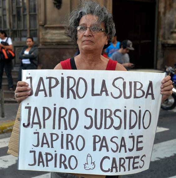 Multitudinaria manifestación contra la suba del pasaje en el microcentro