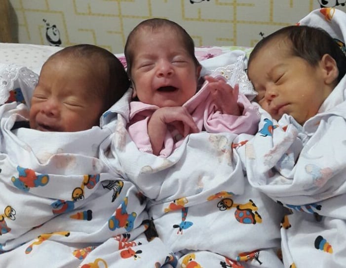 Niñas nacidas en parto único en el mundo celebran su primer año