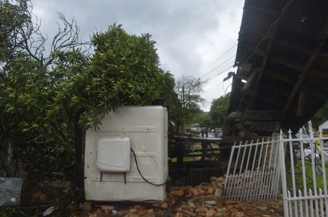 Camión causa accidente y hasta ingresa en vivienda