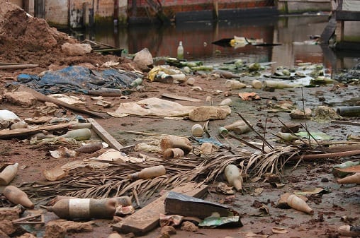 Tablada atestada de basura y criaderos de dengue