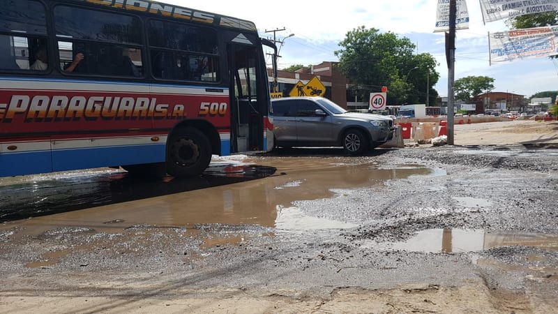 Escaso avance, crisis comercial y molestias en obra del Metrobús