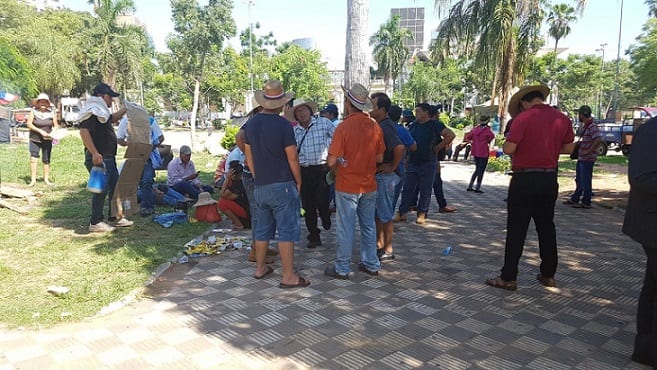 Campesinos y camioneros conversan para sitiar Asunción