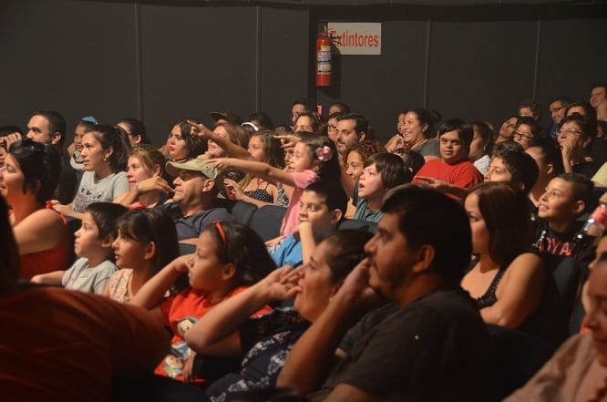 Con salas llenas, el Teatro Latino vuelve a albergar funciones