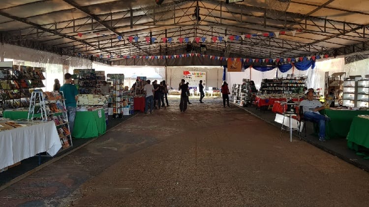Masiva concurrencia de estudiantes secundarios en libroferia