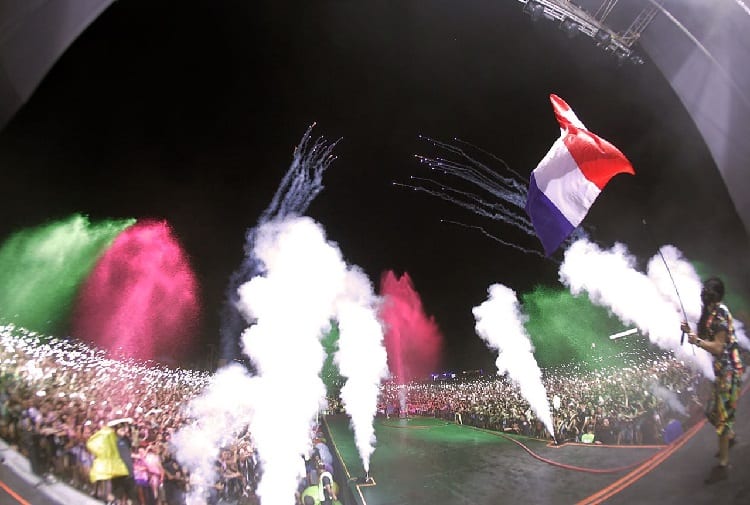 Fiesta de reggaetón y electrónica reunión a 30 mil personas