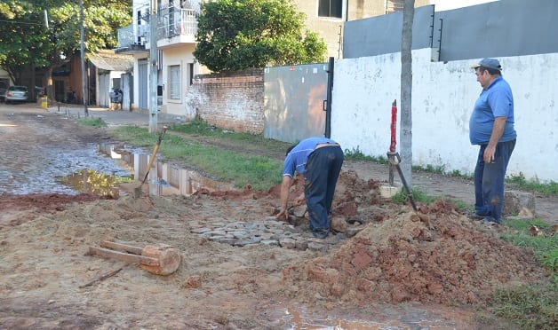 Arreglan tubería rota luego de generar laguna en plena calle de Lambaré