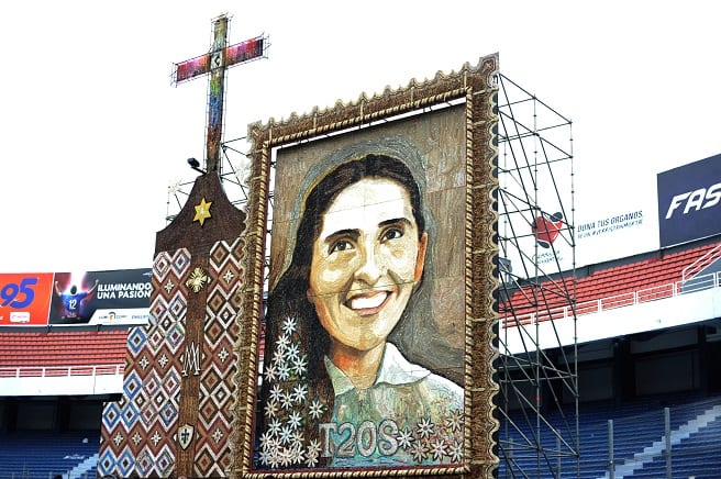 Miles de fieles siguen alabando retablo de Chiquitunga