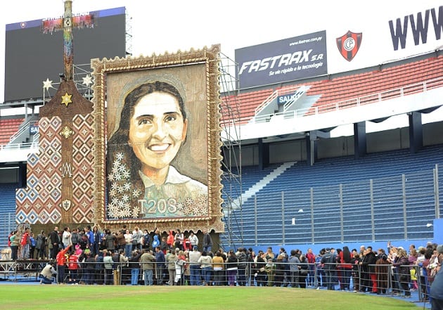 Miles de fieles siguen alabando retablo de Chiquitunga