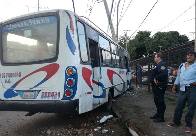 Choque de bus deja una estudiante lesionada