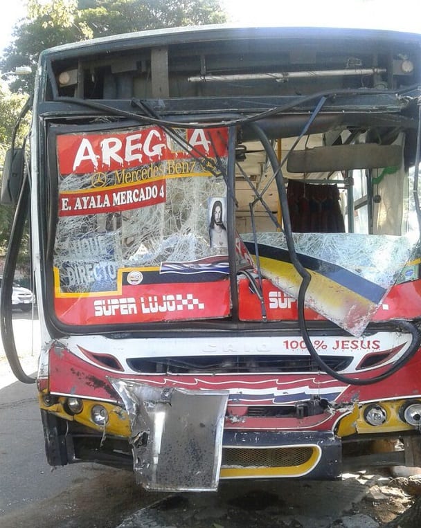 Choque de buses deja más de 10 heridos