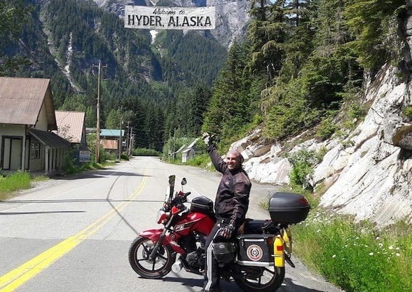 Paraguayo cumple su sueño al llegar a Alaska en motocicleta