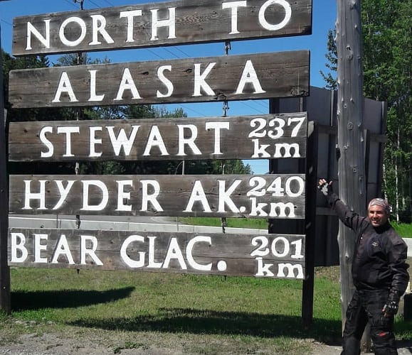 Paraguayo cumple su sueño al llegar a Alaska en motocicleta