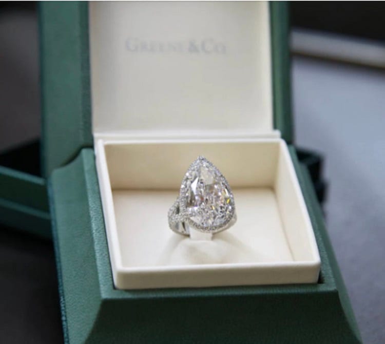 Paris Hilton y un anillo que debe tener réplicas por su astronómico valor