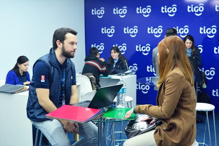 Masiva participación de jóvenes en feria de empleos