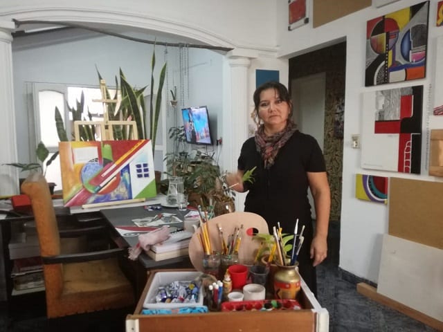 Madre, abuela y emprendedora pinta cuadros al estilo del ruso Kandinsky