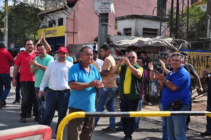 Taxistas amenazan con cerrar rutas si no habilitan parte de la obra del Metrobús