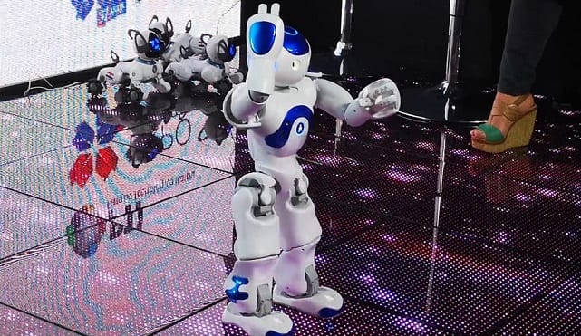 Robots, atractivo que cautiva a los niños en la expo