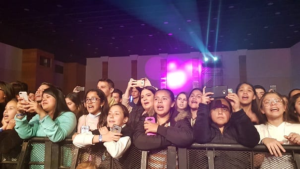 Público juvenil vibró con “reyes de las redes sociales”