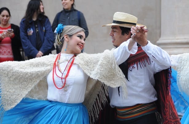 Celebran día del Folklore con danzas y artesanías paraguayas