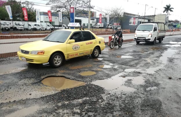 Conductores soportan pésimo estado de calles en zona del metrobús