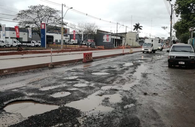Conductores soportan pésimo estado de calles en zona del metrobús