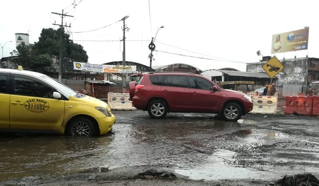 Conductores soportan pésimo estado de calles en zona del metrobús