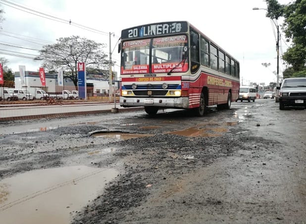 Conductores soportan pésimo estado de calles en zona del metrobús