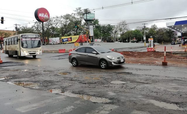 Conductores soportan pésimo estado de calles en zona del metrobús