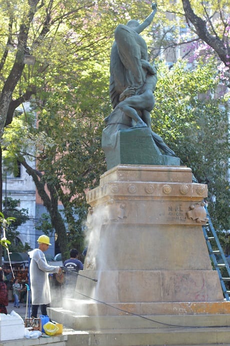 Restauran principales monumentos históricos de plazas capitalinas