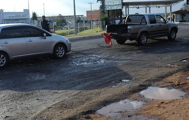 Acceso al aeropuerto está minado de baches