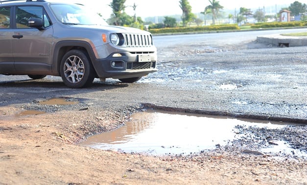 Acceso al aeropuerto está minado de baches