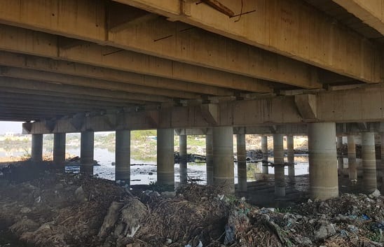 El Mburicaó vierte un líquido nauseabundo al río Paraguay