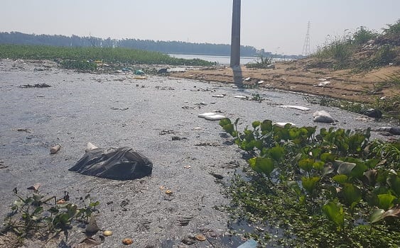 El Mburicaó vierte un líquido nauseabundo al río Paraguay