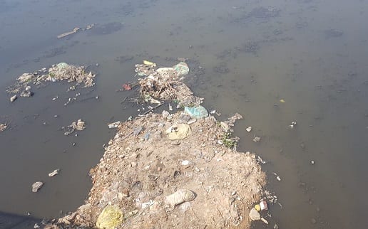 El Mburicaó vierte un líquido nauseabundo al río Paraguay