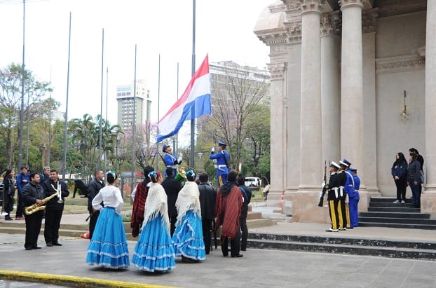 Celebran día del Folklore con danzas y artesanías paraguayas