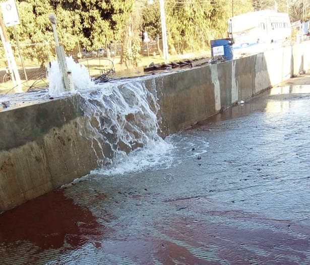Caño roto revela otra falencia en zona de obra del metrobús