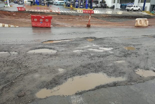 Conductores soportan pésimo estado de calles en zona del metrobús