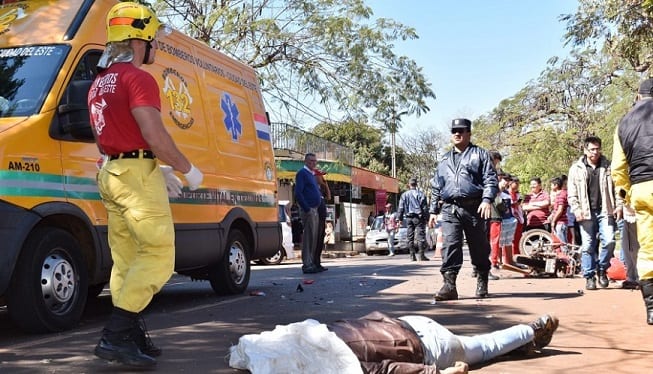 Motociclista muere al chocar luego de huir de barrera