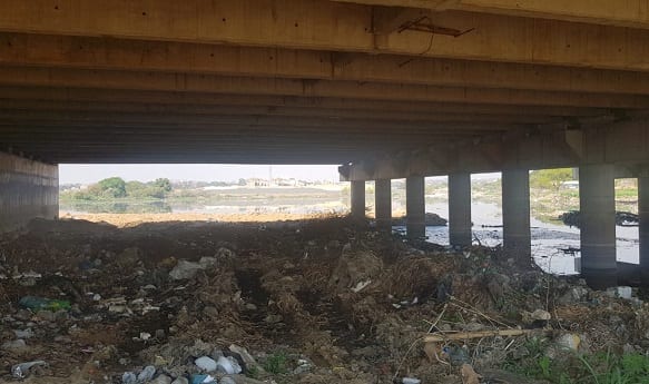 El Mburicaó vierte un líquido nauseabundo al río Paraguay