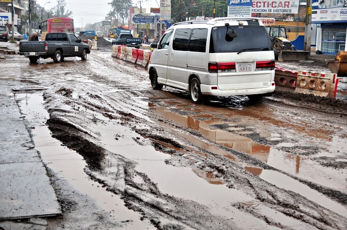 Pozos se reproducen con lluvia en zona de obras del metrobús