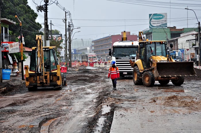 Pozos se reproducen con lluvia en zona de obras del metrobús