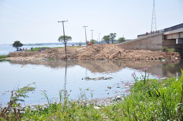 Lento avance en la limpieza de desembocadura del arroyo Mburicaó