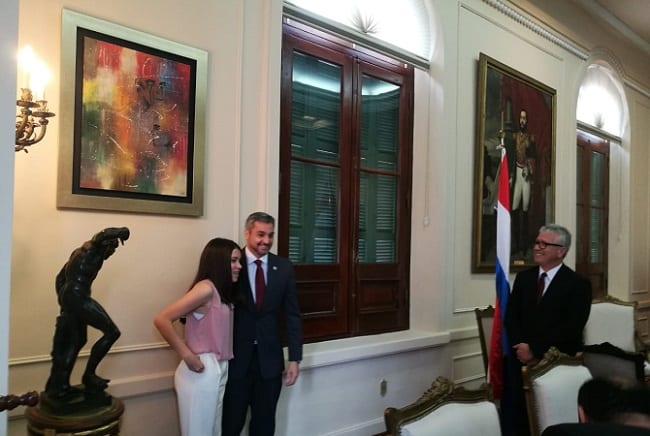 Presidente manifiesta admiración por talento de paraguaya que emula pinturas de Picasso