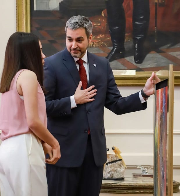 Presidente manifiesta admiración por talento de paraguaya que emula pinturas de Picasso