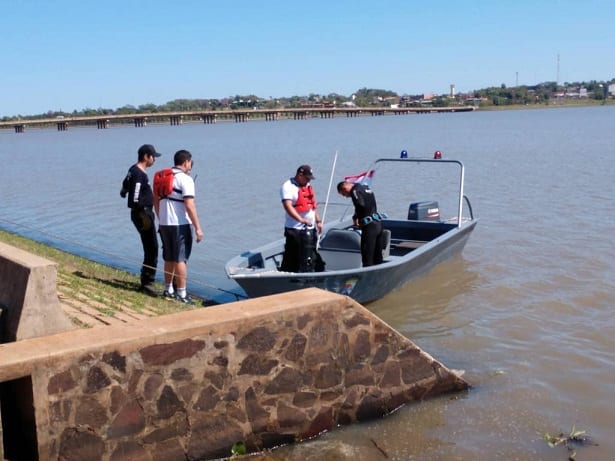 Fue a caminar y terminó con el auto totalmente hundido en un arroyo
