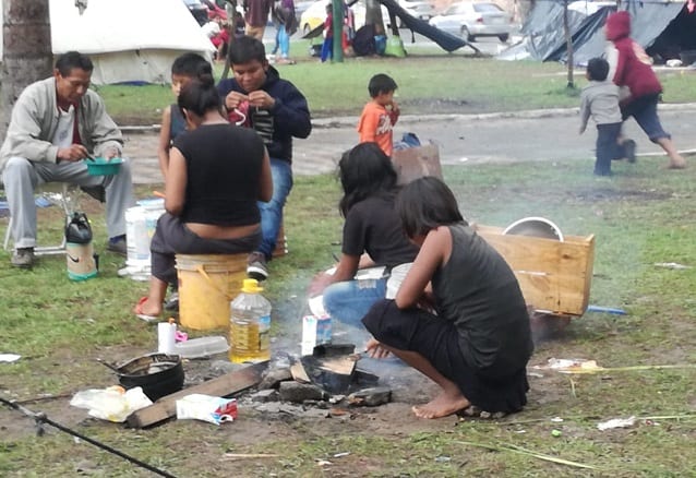 Nativos vuelven a la Plaza de Armas en busca de ayuda