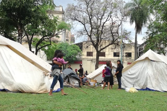 Nativos vuelven a la Plaza de Armas en busca de ayuda